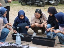Lahan Sempit Tetap Produktif, Tim Pengabdian Pertanian UNJA Kenalkan Wall Gardening