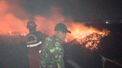 Babinsa Bersama Polri dan Manggala Agni Berjibaku Padamkan Karhutla di Desa Padang Bulan