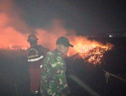 Babinsa Bersama Polri dan Manggala Agni Berjibaku Padamkan Karhutla di Desa Padang Bulan