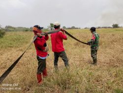 Pantang Menyerah, Babinsa 402-02/Pedamaran Kendalikan Karhutla di Pedamaran V*