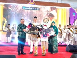 Walikota Jambi serahkan hadiah utama pemenang Grand Final Bujang Gadis Kota Jambi 2026.