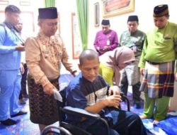 Tangis Haru Pecah Saat Maulana Antar Kursi Roda untuk Warga Paal Merah