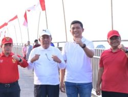 Wali kota dan dan Gubernur Jambi Kobarkan Nasionalisme Lewat Gerakan 1.000 Bendera merah putih di Jembatan Gentala Arasy