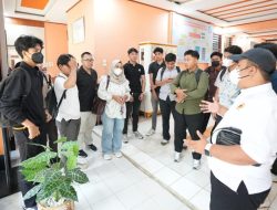 Antisipasi Kabut Asap, FH UNJA dan PT Wirakarya Salurkan 6.000 Masker untuk Mahasiswa