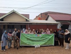 Solusi Pupuk Mahal, Tim Dosen Biologi UNJA Dampingi Ibu-Ibu Mendalo Indah Buat POC Mandiri