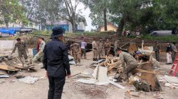 Tim Terpadu yang Dipimpin Kepala Satpol PP Bongkar Kios PKL di Kota Bangko