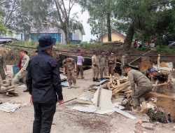 Tim Terpadu yang Dipimpin Kepala Satpol PP Bongkar Kios PKL di Kota Bangko