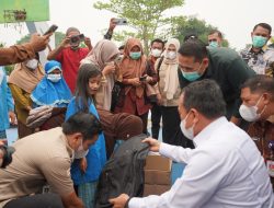 Bupati M Syukur Dampingi Gubernur Al Haris Serahkan Bantuan Pro Jambi Cerdas 2026 