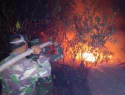 KODIM 0402/OKI GERAK CEPAT, TIM GABUNGAN PADAMKAN KARHUTLA SELUAS 5 HEKTAR DI INDRALAYA UTARA