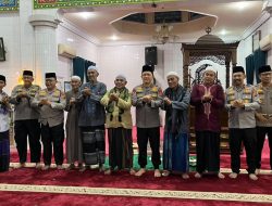 Pererat Silaturahmi, Kapolresta Jambi Dampingi Kapolda dan Wakapolda Jambi Sholat Subuh Berjamaah di Masjid Jami’ Ass’addah Thehok