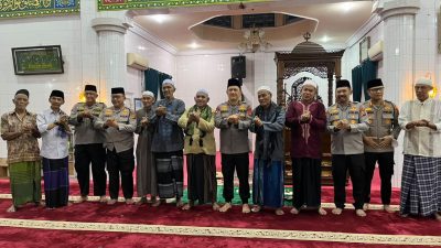 Pererat Silaturahmi, Kapolresta Jambi Dampingi Kapolda dan Wakapolda Jambi Sholat Subuh Berjamaah di Masjid Jami’ Ass’addah Thehok