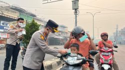 Kapolresta Jambi Turun Langsung Gatur Lalin dan Bagikan Masker Gratis Kepada Pengendara