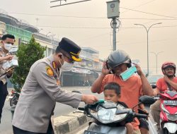 Kapolresta Jambi Turun Langsung Gatur Lalin dan Bagikan Masker Gratis Kepada Pengendara