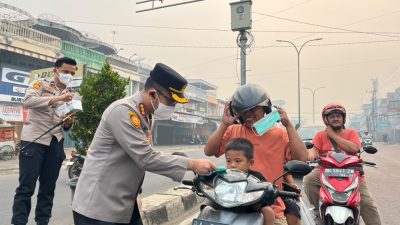 Kapolresta Jambi Turun Langsung Gatur Lalin dan Bagikan Masker Gratis Kepada Pengendara